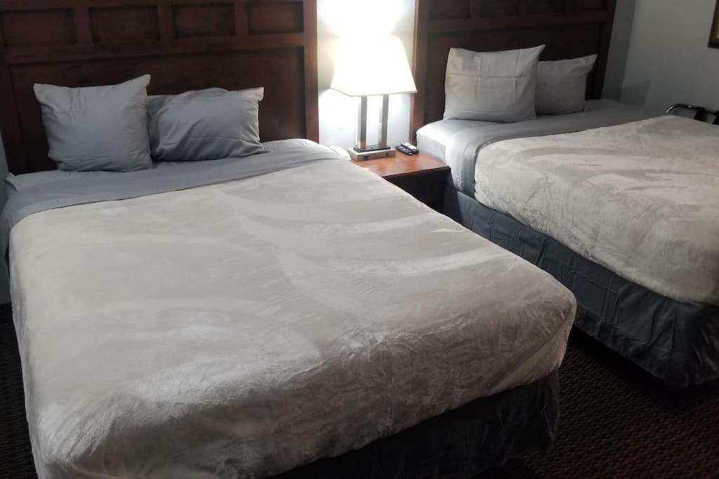 Hotel 2 Queen Beds Hotel Room 220 Booking スティルウォーター エクステリア 写真